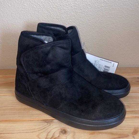 CROCS LODGEPOINT Black Faux Suede Leather Ankle Boots Size 5 Women’s NEW! - Picture 2 of 14